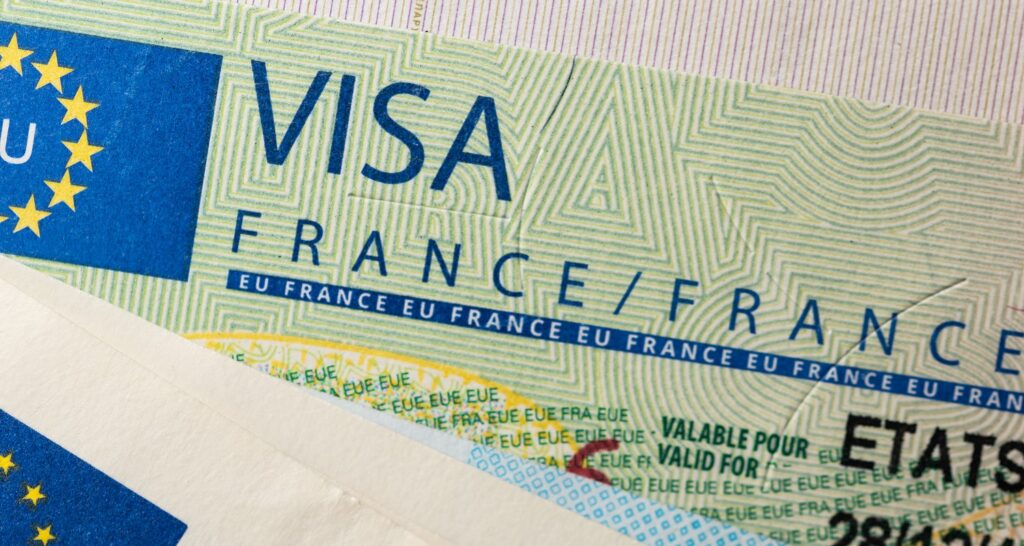 Visados y Permisos de Residencia en Francia: Guía Completa para Latinoamericanos